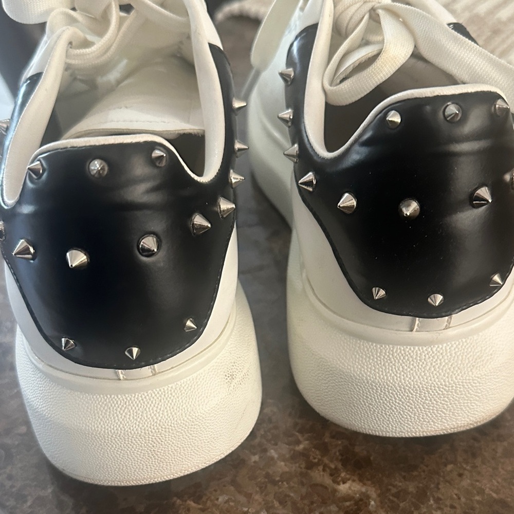 Alexander Mcqueen mens leather sneakers with Stud Details - Picture 4 of 10